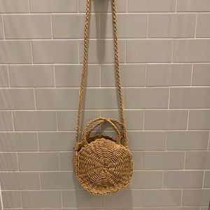 Beachy round straw purse